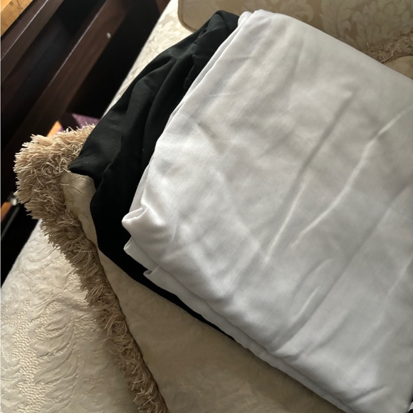 Reversible duvet fits double includes bed skirt and shams in mint condition - Picture 4 of 4